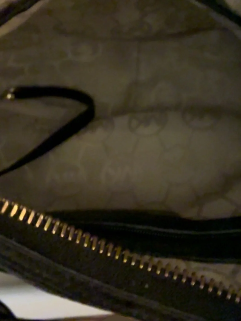 MICHEAL KORS BLACK LEATHER POCKET BOOK.